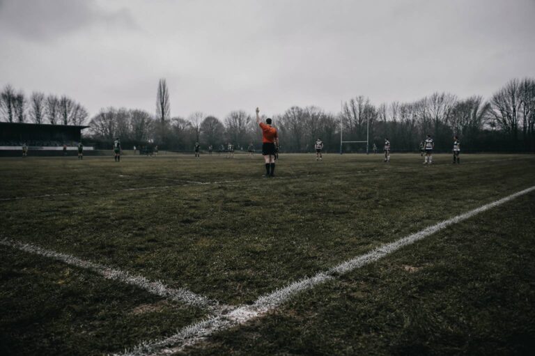 Arbitrage rugby : les 12 gestes de l&rsquo;arbitre expliqués