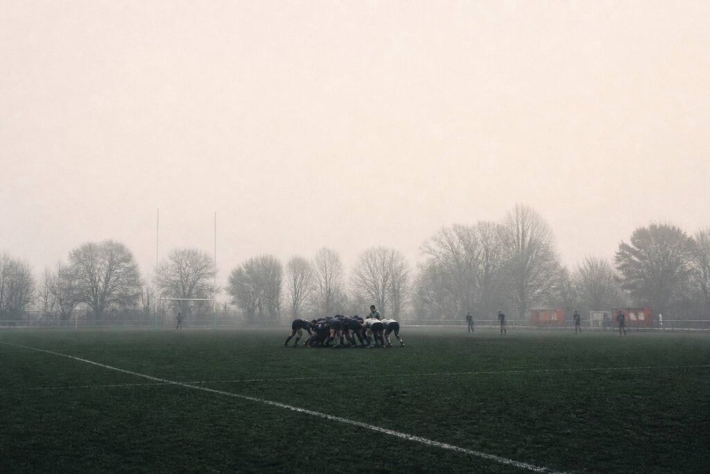 Match de rugby féminin avec une mêlée sur une pelouse d'hiver